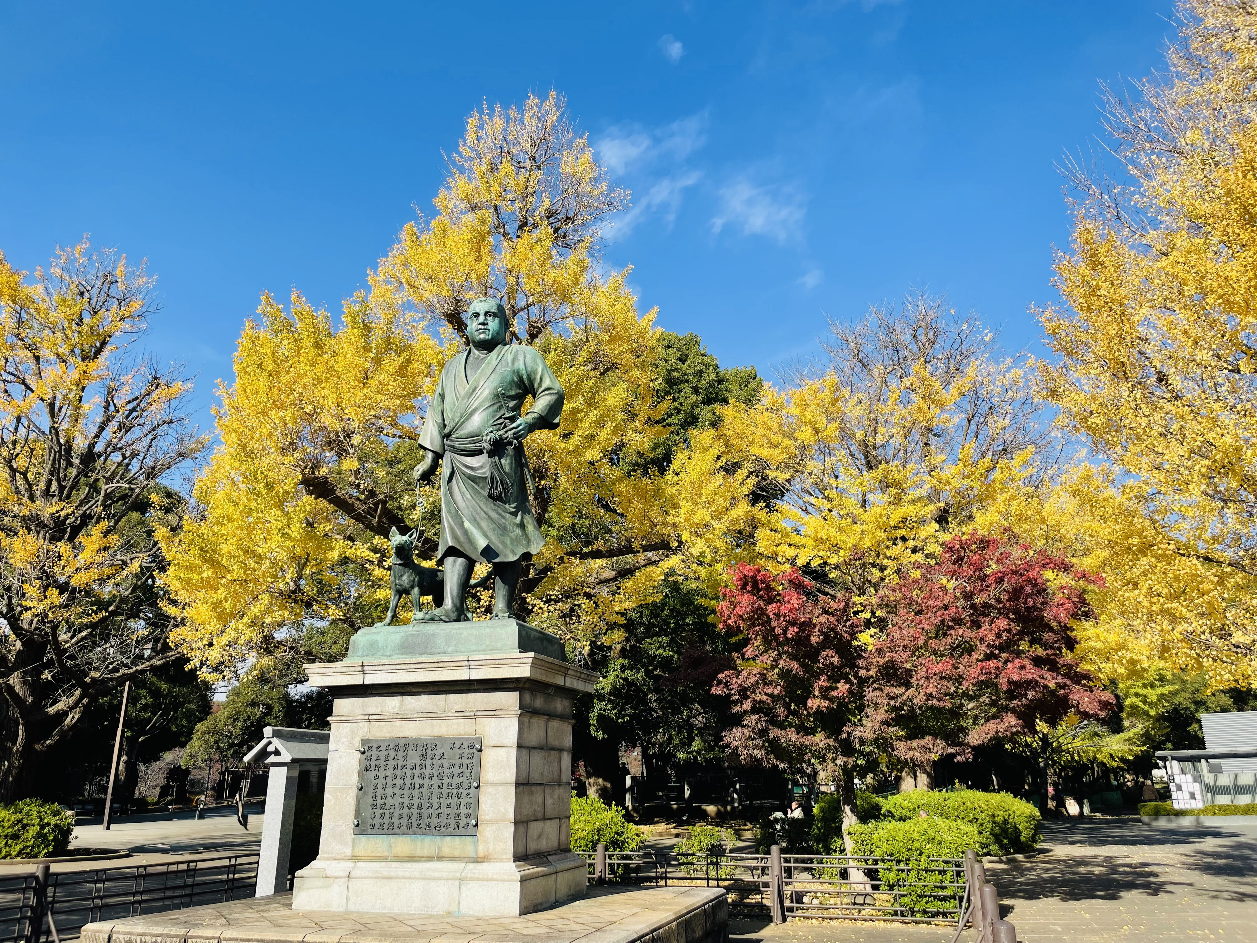 上野恩賜公園・西郷隆盛像と紅葉